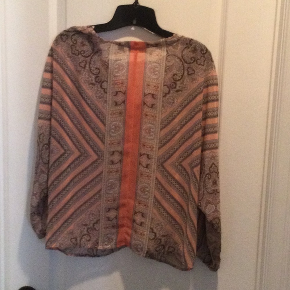 Beautiful lightweight top!!! - Picture 2 of 2